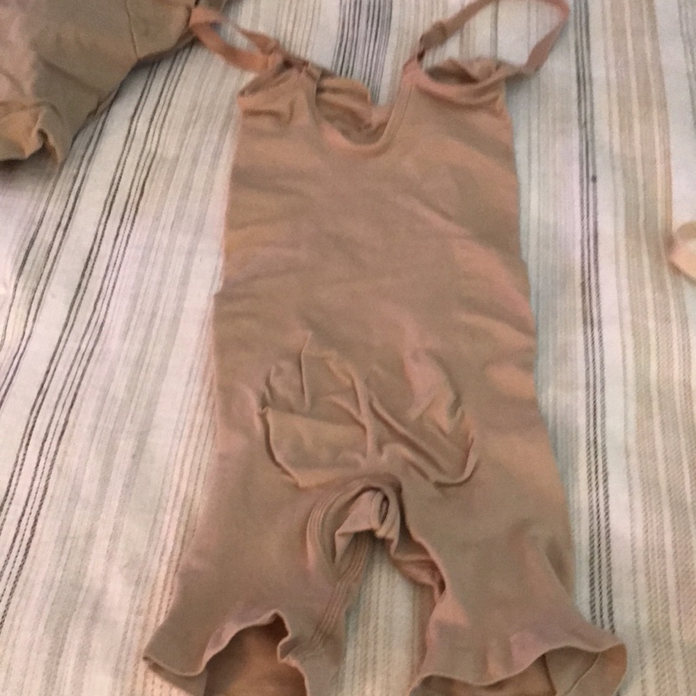 Skims sculpting mid thigh short bodysuit - Picture 2 of 3